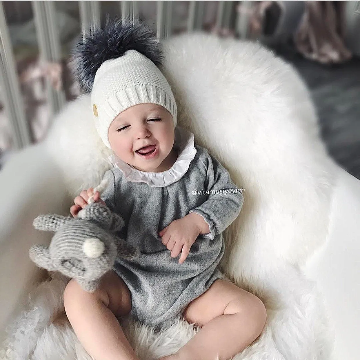 MILOVES Signature Single Pompom hat with Silver fur pompom.