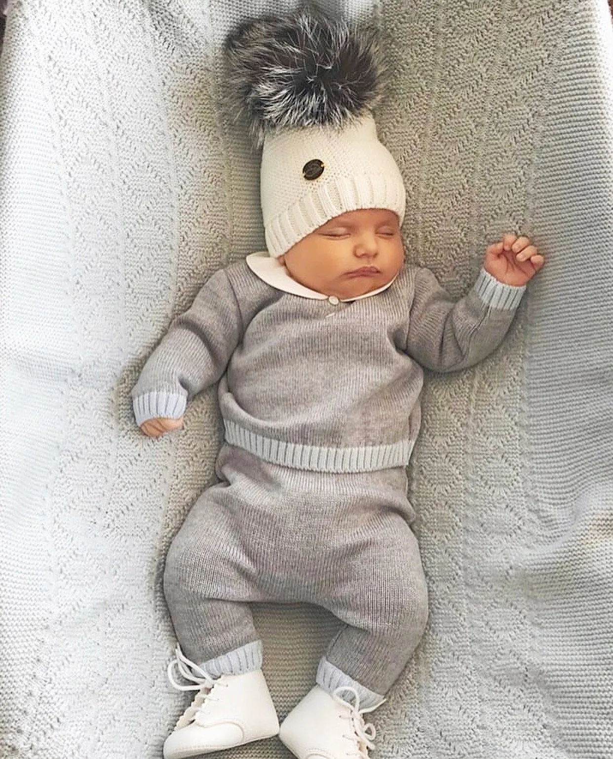 MILOVES Signature Single Pompom hat with Silver fur pompom.
