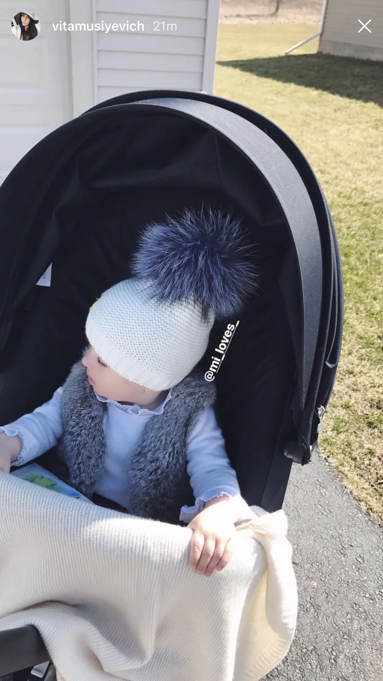 MILOVES Signature Single Pompom hat with Silver fur pompom.